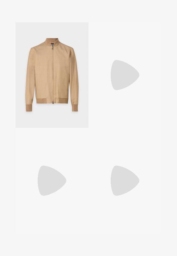 Veste bomber beige zippée avec col, poignets et bas côtelés, en tissu léger, présentée sur un fond uni.; Polo rose clair à manches courtes avec deux boutons au col et bords côtes aux manches et à l'ourlet.; Short beige longueur genou avec fermeture avant bouton et zip, passants pour ceinture et poches latérales.; Chaussures à enfiler en cuir marron avec une surface texturée et une semelle beige clair contrastante, présentant un bout arrondi et de minimalistes détails de couture.
