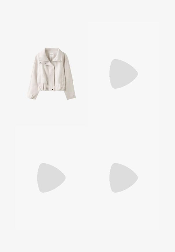 Lys beige kort jakke med bred krave, lynlås foran, trykknapper, lange ærmer og to sidelommer.; Sort langærmet rundhalset skjorte med en figursyet silhuet og let udvidede ærmer, mærket med "Weekday" brandetiketten ved halsudskæringen.; Sorte ribbet stof med en struktureret overflade, der fremhæver subtile folder og kurver. Materialet ser let og fleksibelt ud.; Sort Adidas sneaker med hvide striber og beige sål, fanget i luften over en stenet overflade og baggrund af en stenmur.
