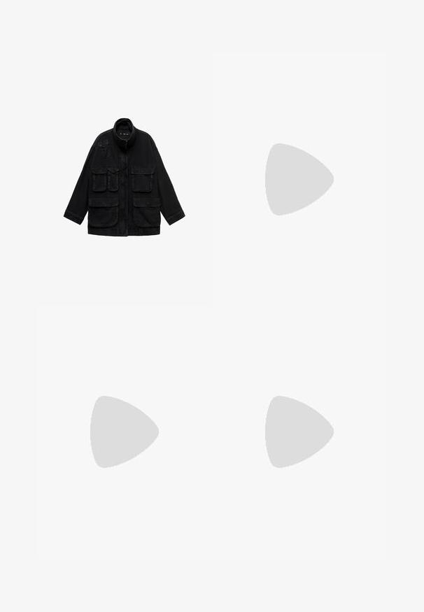Schwarze Jeansjacke mit hohem Kragen, Frontreißverschluss und mehreren Vorderentaschen mit Klappenverschlüssen. Lockere Passform und minimale Nähdetails.; Schwarzes, kurzärmliges Baumwoll-T-Shirt mit rundem Halsausschnitt, Standardpassform und sichtbarem innerem Nackenetikett.; Blaue hoch taillierte gerade Jeans aus Denim mit vorderem Knopf, Reißverschluss und Fünf-Taschen-Design.; Schwarze Ledersneaker mit durchlöchertem Zehenbereich, flachen Schnürsenkeln und Gummisohle. Verfügt über ein kleines Logo an der Seite und eine strukturierte Oberfläche.