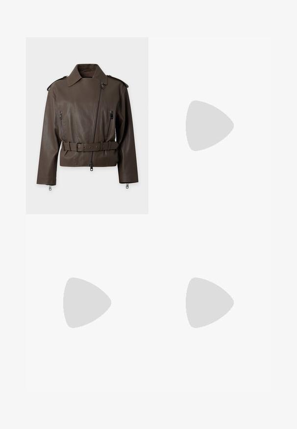 Tmavohnedá kožená motorkárska bunda s asymetrickým predným zipsom, dvoma zipsami na náprsné vrecká, opaskom v páse a detailmi na zipsoch na manžetách.; Čierne šaty z faux kože s dlhými rozšírenými rukávmi, golierovým výstrihom a predným zapínaním na gombíky s okrúhlymi striebornými gombíkmi. Hladká textúra.; Čierne kožené lodičky na vysokom opätku s hladkým povrchom, zaoblenou špičkou a štíhlým stiletto opätkom. Minimalistický dizajn a zúžená silueta.; Čierna kožená kabelka s pevnou konštrukciou, hornými rúčkami a odnímateľným ramenným popruhom. Obsahuje logovú dosku v striebornom tóne a hladký povrch.
