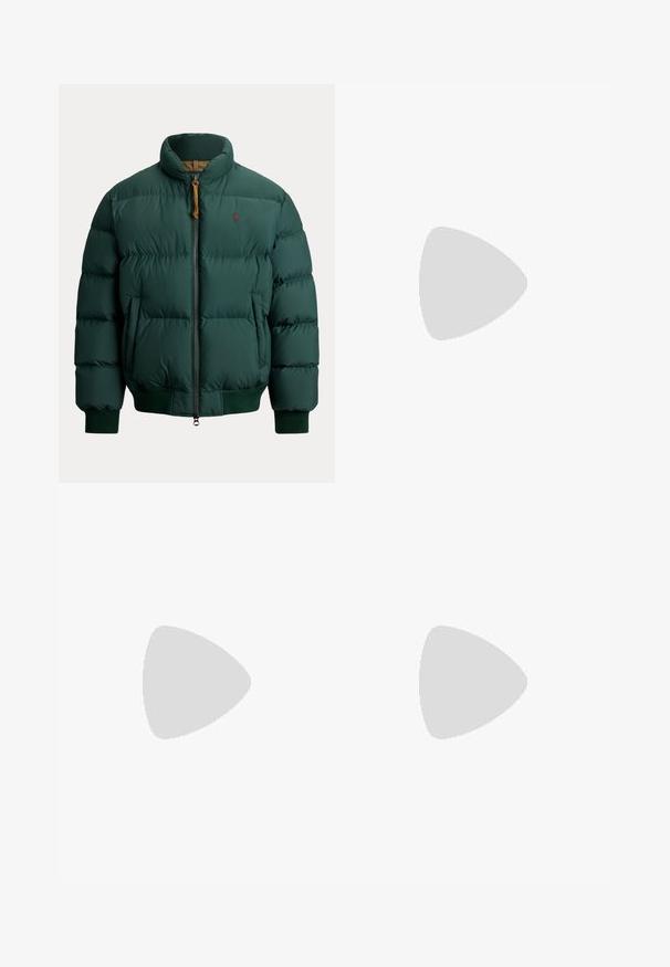 Veste matelassée vert foncé avec col montant, fermeture éclair devant, poignets et ourlet côtelés, et deux poches latérales.; Pull bordeaux à col rond en maille torsadée avec manches longues et petit logo vert Polo Ralph Lauren sur la poitrine.; Jean en denim bleu indigo avec une coupe droite, un style cinq poches, et un léger effet délavé sur les cuisses. Fermeture par bouton en métal et fermeture éclair.; Baskets en cuir blanc avec une texture lisse, présentant un bout perforé, un système de laçage et un logo brodé sur le côté. Semelle en caoutchouc blanc.