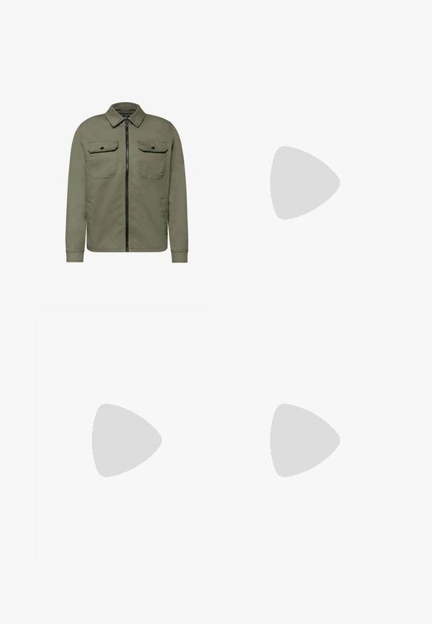 Olivgrüne Jacke mit durchgehendem Reißverschluss, zwei überschnittenen Brusttaschen und klassischem Kragen. Verfügt über eine glatte Textur und einen maßgeschneiderten Schnitt.; Grauer Pullover mit langen Ärmeln, der ein strukturiertes Strickdesign, einen runden Ausschnitt und ein kleines schwarzes Logo auf der Brust besitzt.; Graue Denim-Jeans mit geradem Schnitt. Ausstattung umfasst fünf Taschen, Gürtelschlaufen und einen vorderen Knopfverschluss. Glatte Textur, minimalistisches Design.; Hellgrauer Wildleder-Sneaker mit weißer Gummisohle und grauen Schnürsenkeln, seitlich vor neutralem Hintergrund dargestellt.