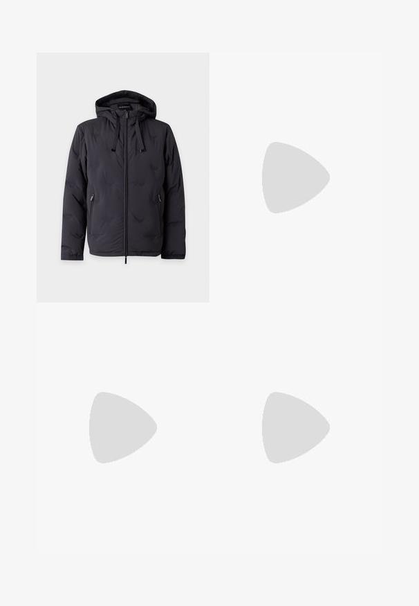 Schwarze Kapuzenjacke mit Reißverschluss, Kordelzug, zwei seitlichen Reißverschlusstaschen und elastischen Bündchen, auf einfachem Hintergrund dargestellt.; Schwarzes T-Shirt aus Baumwolle mit kurzen Ärmeln, Rundhalsausschnitt und einem Etikett mit dem Markenlogo am inneren Kragen.; Won Hundred STEVE - Jeans Relaxed Fit - cut blue; Schwarze Leder-Sneaker mit glatter Textur, runder Zehenpartie und Schnürverschluss. Verfügt über eine dicke Gummisohle und minimalistische Marken-Details.