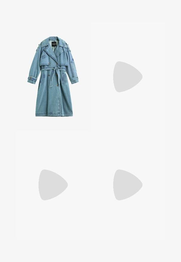 Lichtblauwe denim trenchcoat met brede revers, dubbele rij knopen, taille met ceintuur en lange mouwen met knoopmanchetten.; Witte t-shirt met korte mouwen van zachte katoen, met een ronde halslijn en een getailleerde vorm. Geen zichtbare patronen of versieringen.; Donkerblauwe denim skinny jeans met een klassiek vijf-pocket ontwerp, versterkte stiksels en een knoopsluiting. Gladde textuur, geen patronen.; Witte Nike Air Force 1 sneaker die zweeft boven een betonnen oppervlak met schaduwen in een minimalistische setting.