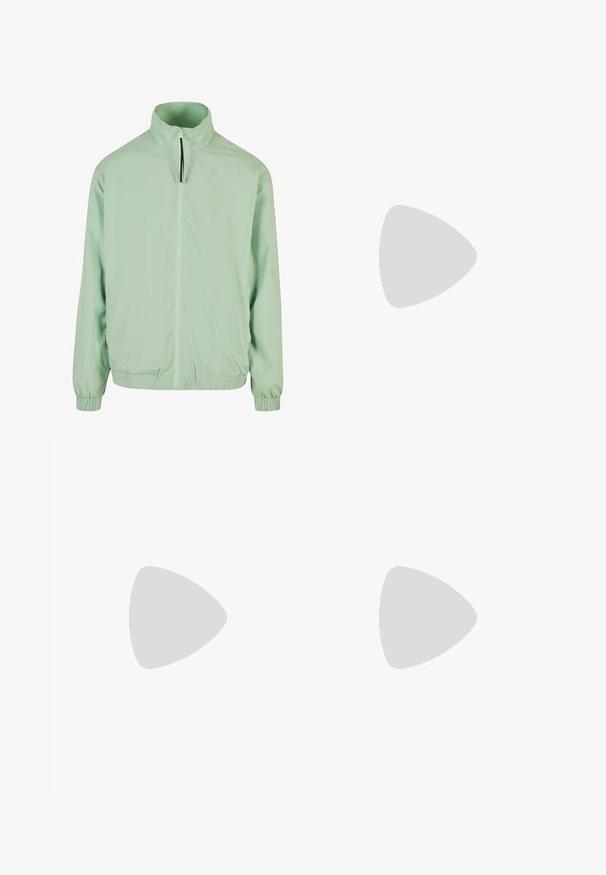 Hele roheline, kerge jakk kõrge kaelusega, eesoleva tõmblukuga ja elastsete mansettidega. Omab kahte küljetaskut ja siledat, mati tekstuuri.; Halli hall, millel on pehme tekstuur, raglan varrukad ja soonikkoesikud ning -äär. Lihtne disain, ilma mustriteta.; Tumedad hallid denimid, klassikalise sirge jala disainiga, esikottide, lukuga ja nööbiga sulgemise ning mõõduka pleekimisega.; Madalprofiilne valge ja helebeeži tennisejalanõu pitsluku, polsterdatud kaelusega ja kummist tallaga, puhtal heledal taustal.