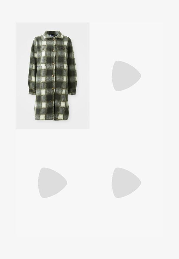 Grün-graue Karottenhemdjacke aus weichem Flanell, mit einem Kragen, durchgehender Knopfleiste und zwei Brusttaschen mit goldenen Knöpfen.; Weißes T-Shirt mit kurzen Ärmeln, grünem V-Ausschnitt und grünen Ärmelbesätzen; mit dem dunkelgrünen "Dickies"-Logo auf der linken Brust. Glatte Baumwolltextur.; Grau mit Schlag geschnittene Jeans aus Denim mit hoher Taille, Gürtelschlaufen, fünf Taschen und einem weichen, strukturierten Stofffinish.; Schwarze Lederstiefelette mit einem klobigen hohen Absatz, Schnürung vorne, metallischen Ösen und gelben Nähten entlang der Sohle. Strukturierten Gummiaußensohle.