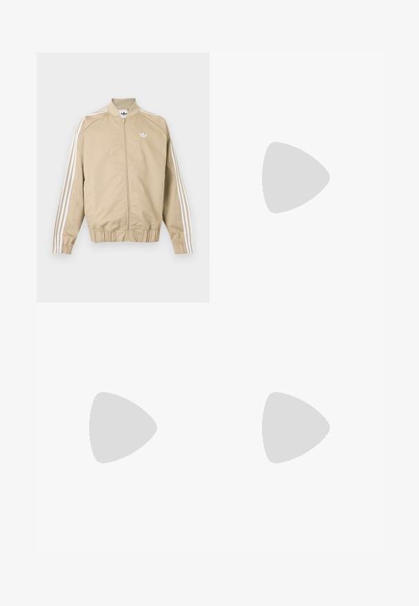 Smilškrāsas sporta jaciņa ar rāvējslēdzēju, baltas trīskāršas svītras uz piedurknēm un baltu Adidas trefoil logo uz krūtīm.; Melnas īsas piedurkņu T-krekls ar baltu Adidas logotipu krūtīs un baltām svītrām uz pleciem. Izgatavots no gludas auduma, ar brīvu piegriezumu.; Melnas sporta bikses ar elastīgu jostu, sarkaniem un baltiem sānu svītrām, divām sānu kabatām un baltu Adidas trešlapiņu logo kreisajā kājā.; Melnas ādas kurpes ar mokasīnu dizainu un šuvju detaļām, savienotas ar brūniem biksēm, uz koka grīdas.