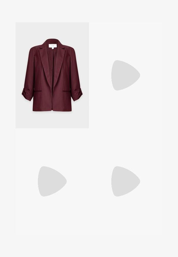 Bordeauxrode blazer met revers, opgerolde mouwen, twee voorzakken en een open voorkant, getoond tegen een effen lichte achtergrond.; Zwart lange mouwen overhemd met knopen, twee borstflapzakken en een spitse kraag, getailleerde pasvorm op een witte achtergrond.; Blauwe spijkerbroek van denim met uitlopende pijpen, knoop- en ritsluiting aan de voorkant, en voor- en achterzakken tegen een effen achtergrond.; Crème-kleurige enkelboot met spitse neus en slanke hiel van gemiddelde hoogte, met een gladde textuur, weergegeven vanaf de buitenkant op een witte achtergrond.