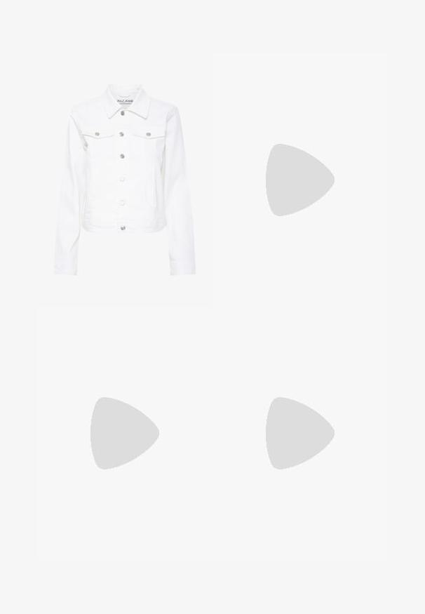 Witte denimjas met zilveren knopen, twee borstzakken met kleppen, klassieke kraag en lange mouwen van Pulz Jeans.; ROKH METAL HOOPS - Blouse - black/brown; Zwarte wijd-uitlopende broek met een gladde textuur, voorzien van een bijpassende riem en een zilveren rechthoekige gesp. Gemaakt met een rechte snit.; Kniehoge zwarte leren laarzen met een spitse neus en een kleine hak, met een gladde textuur en een minimalistisch ontwerp.