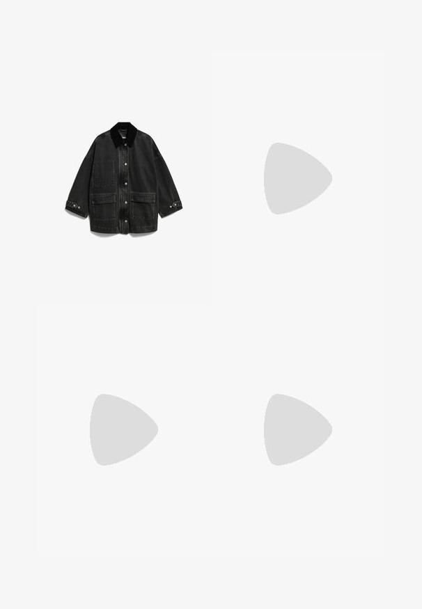 Zwarte oversized spijkerjas met knoopsluiting aan de voorkant, grote voorzakken, knoopmanchetten en een contrasterende zwarte kraag.; Effen wit T-shirt met korte mouwen en een ronde hals, rechte zoom en een klein zwart label aan de binnenkant van de kraag.; Donkergrijze rechte jeans met voorzakken, riemlussen, knoop en ritssluiting.; Zwarte Adidas sneaker met witte strepen en gumzool die boven grijze betonnen trappen zweeft in natuurlijk licht.