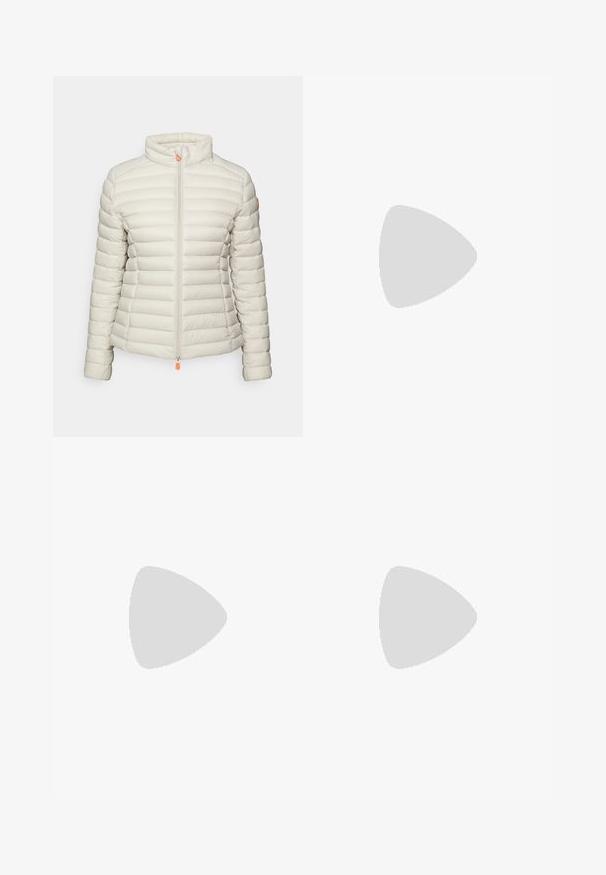 Chaqueta de plumas color beige claro con cuello alto, diseño acolchado, cremallera frontal central y tirador de cremallera en color naranja contrastante.; Top sin mangas blanco hecho de tela acanalada, con un escote redondo y una silueta ajustada. Textura suave, sin patrones ni acentos visibles.; Vaqueros negros de talle alto con corte recto. Cuenta con un diseño clásico de cinco bolsillos y herrajes plateados. Tejido de mezclilla texturizada.; A.W.A.K.E. MODE CASUAL ARIANA BOOT - Botines con plataforma - beige/white