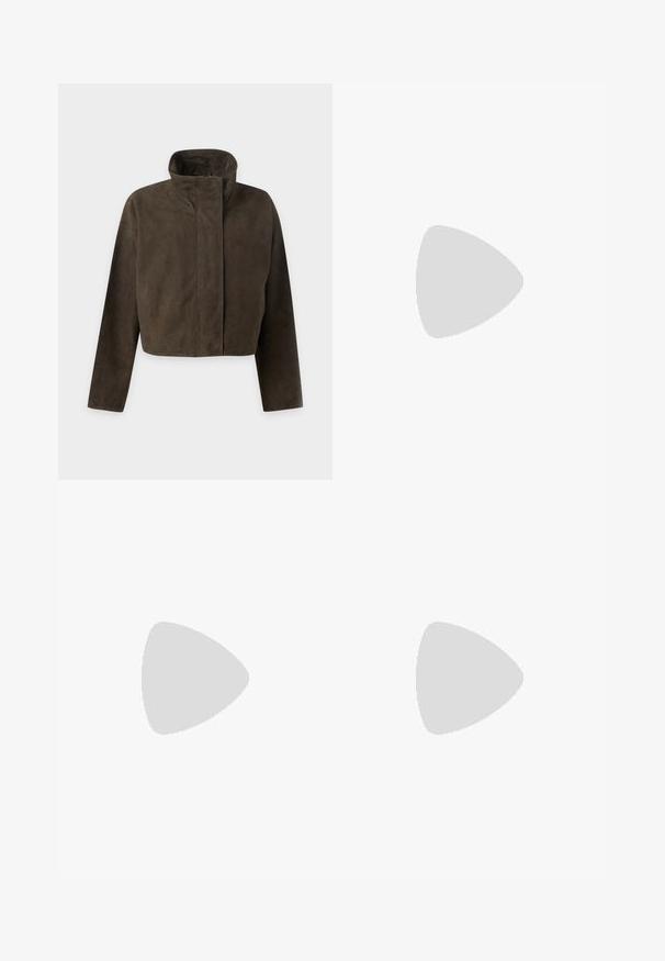 Veste en daim brun foncé avec manches longues, col montant et fermeture éclair avant dissimulée sous une large patte.; Robe polo marron foncé à manches courtes avec col et encolure en V, présentée sur un fond clair uni.; Pantalon marron à jambes droites avec bouton à l'avant, fermeture éclair, et poches avant et arrière, présenté sur un fond blanc.; Chaussure plate en daim marron avec bout arrondi et petit talon, vue de profil sur fond clair uni.