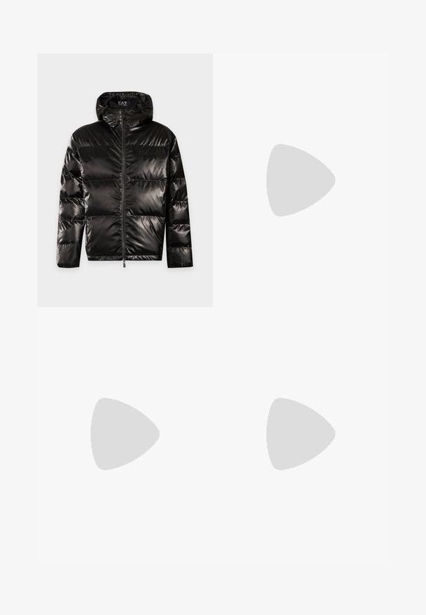 Doudoune noire brillante avec capuche, fermeture éclair sur le devant et motif discret du logo EA7 Emporio Armani sur l'ensemble du tissu.; T-shirt noir à manches courtes avec col rond, arborant en lettres majuscules blanches "DONDUP" centrées sur le devant, sur un fond uni.; Jeans en denim bleu clair avec une coupe slim, devant délavé, jambes droites, design traditionnel à cinq poches, et fermeture à bouton en métal à la taille.; Baskets basses en cuir blanc avec bout rond, lacets plats, semelle texturée et logo discret doré sur le côté. Surface lisse et design minimaliste.