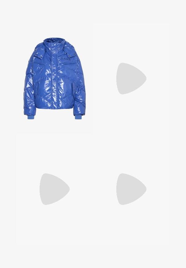 Blå pufferjakke med en blank finish, der har høj krave, lynlås foran og lommer på brystet og siderne.; Sort langærmet ribstrikket sweater med tætsiddende silhuet og flæsekant ved kant og manchetter.; Mørkeblå denimjeans med lige ben, forlommer, knap- og lynlåslukning samt lille rød broderet Don Ed Hardy-logo nær den nederste kant.; Mørkebrune læderstøvler til midt på lægen med sort sål, lav hæl og dekorativt guldbuckle-strap rundt om anklen, vist fra siden.