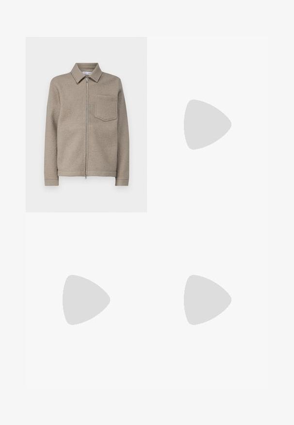 Samsøe Samsøe HANNES FULL ZIP - Let jakke / Sommerjakker - seneca rock; Beige langermet pullover med krave og lynlås. Lavet af blødt materiale med ribbede manchetter og kant.; Mørkeblå denim jeans med lige ben-design. Har knappelukning og lynlås, fem lommer og kontraststikningsdetaljer.; Sort læderloafer med grå remdetalje, lav hæl og tekstureret sål, mærket med "HUGO" i guld på siden.