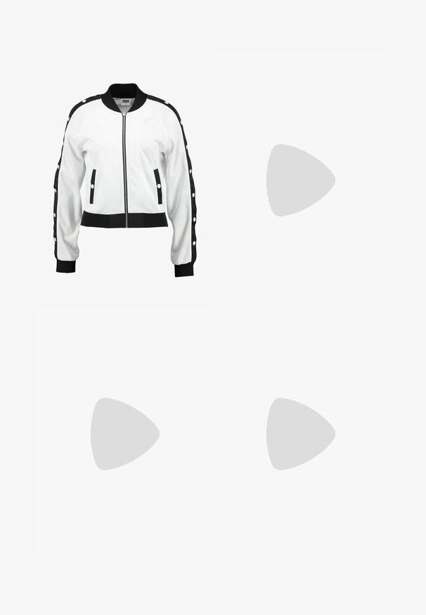 Veste bomber blanche avec des accents noirs, fermeture éclair à l'avant, poignets côtelés et détails à boutons-pression sur les manches. Texture lisse et design court.; Pull en tricot noir court avec une coupe ample, un col large et des manches longues, présentant un motif texturé à côtes sur l'ensemble.; Pantalons évasés noirs en tissu extensible. Dotés d'une taille large et d'une texture lisse, conçus pour épouser étroitement les hanches.; Baskets montantes noires avec des lacets blancs, un logo blanc et des coutures blanches contrastées. Dotées d'une épaisse semelle blanche et d'un dessus en daim texturé.