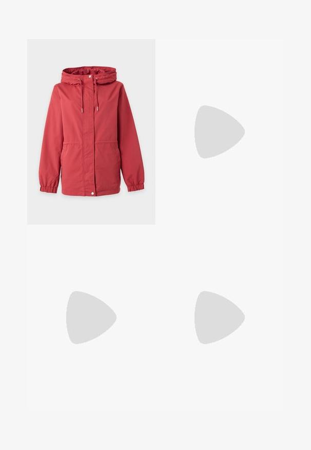 Veste rouge à capuche avec fermeture éclair à l’avant, bouton-pression, cordon de serrage à la capuche, poignets élastiques et poches latérales sur un fond uni.; Haut à manches courtes bleu marine avec col rond et ourlet basque attaché à rayures verticales bleu clair et blanc.; Pantalons en denim bleu foncé à jambes larges avec des coutures orange contrastantes, cinq poches, et une fermeture à bouton et fermeture éclair à la taille.; Pieds portant des chaussures plates en cuir marron à lacets avec des lacets enroulés autour des chevilles, pantalons beiges courts, assis sur un canapé marron.