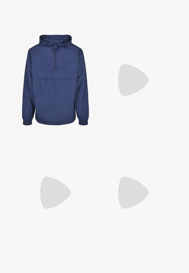 Marineblauw pulloverjack gemaakt van lichtgewicht, waterafstotend materiaal. Voorzien van een voorzak met rits, elastische manchetten en een verstelbare capuchon.; Zwarte sweatshirt van een katoenmix, met een ronde hals, geribbelde manchetten en een klein rood en wit "New Balance" logo op de borst.; Grijze sweatpants gemaakt van zachte stof met een trekkoord in de taille, taps toelopende benen en een zijvak met rits voor veilige opslag.; Witte sneaker met een glad leren bovenwerk, platte veters en een dikke rubberen zool. Minimalistisch ontwerp met subtiele stiksel en naadloze accenten.