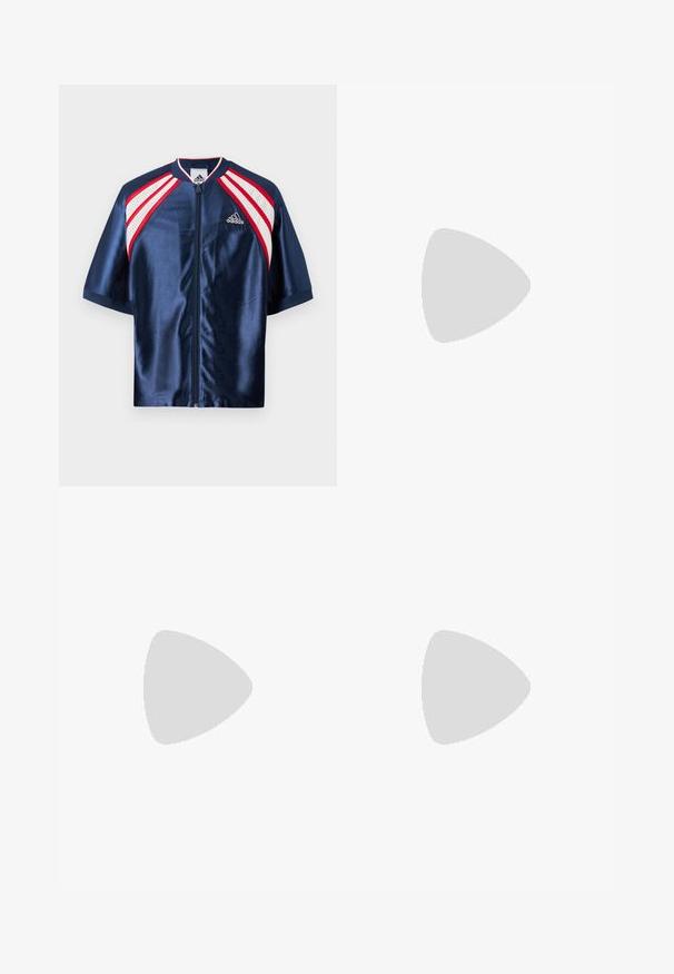 Marineblaues Satin-Sportjackett mit kurzen Ärmeln, ausgestattet mit weißem Netzgewebe und roten Akzenten an den Schultern, mit Reißverschluss und Adidas-Logo auf der Brust.; Marineblauer Sweatshirt aus Baumwolle mit weißen Drei-Streifen-Akzenten an den Ärmeln und einem kleinen weißen Logo auf der Brust.; Marineblaue Adidas-Shorts mit beigen drei Streifen an den Seiten, Fronttaschen, Knopfverschluss und Adidas-Trefoil-Logo am rechten Bein.; Schwarze Sandalen mit verstellbaren Stoffriemen, strukturiertem Gummisohle und einem Logopatch. Entworfen für Komfort und die Nutzung im Freien.