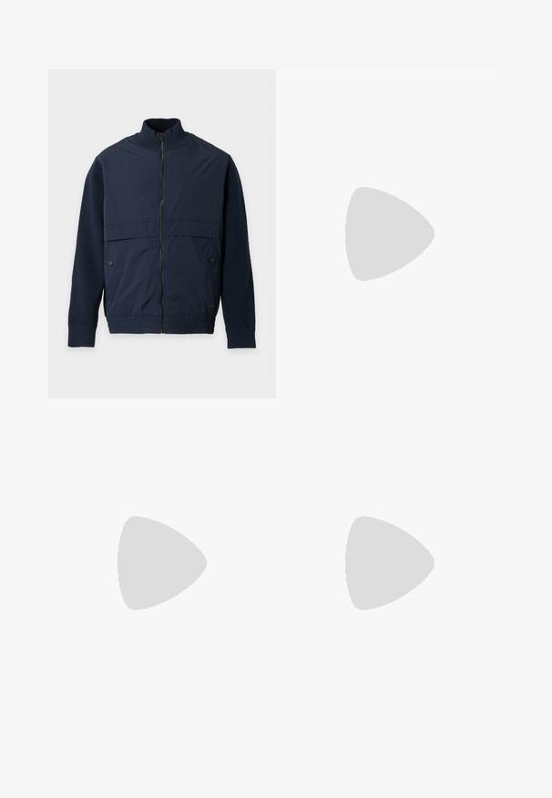 Veste bleu marine zippée intégrale avec col, poignets et ourlet côtelés, dotée de poches latérales boutonnées et d'un panneau avant en tissu lisse.; Chemise en maille bleu clair à manches courtes avec col rond et logo subtil "BOSS" sur la poitrine, présentée sur un fond uni.; Pantalon bleu marine en tissu lisse, avec une coupe régulière, des jambes droites et une fermeture à bouton et crochet à la taille.; Baskets basses en cuir blanc avec bout rond, lacets plats, semelle texturée et logo discret doré sur le côté. Surface lisse et design minimaliste.