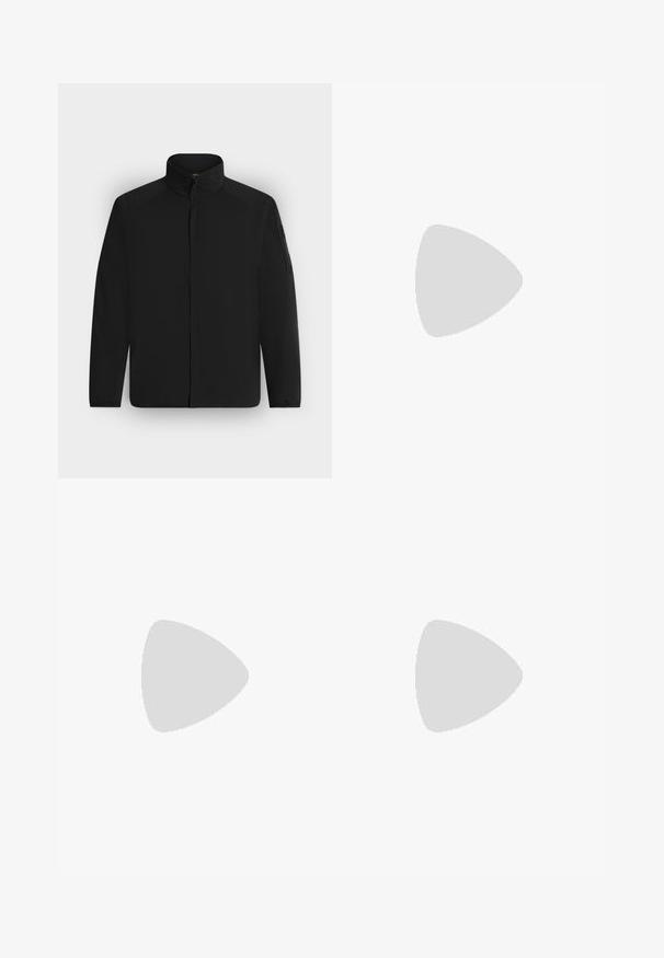 Chaqueta negra de cuello alto con mangas largas, cremallera frontal oculta y bolsillo con cremallera en la parte superior del brazo izquierdo, mostrada sobre un fondo claro.; Polo de manga larga, de rayas grises claras, con dos botones marrones y cuello, mostrado plano sobre un fondo blanco.; Pantalones cortos de algodón azul claro con cinturilla elástica. Presenta un diseño simple y sólido con dobladillo abierto. Acento del logo en el dobladillo inferior.; Mocasín de cuero negro con suela blanca, descansando sobre una alfombra beige cerca de la pata redonda de una mesa de madera marrón.