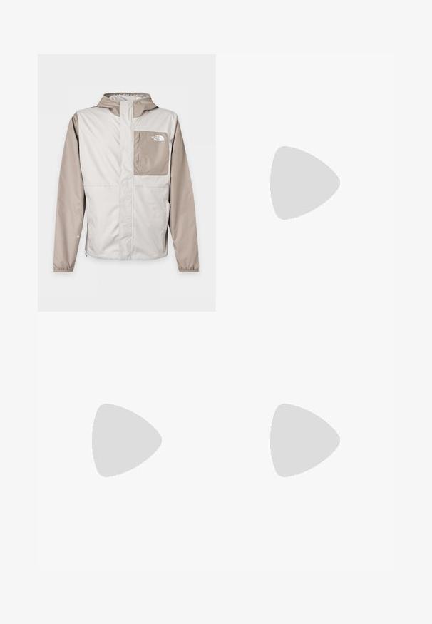 Beige und hellgraue Windbreaker-Jacke mit Kapuze, Brusttasche vorne mit The North Face-Logo und durchgehendem Frontreißverschluss.; Schwarzes Baumwoll-T-Shirt mit kurzen Ärmeln. Verfügt über ein gesticktes Logo "Dickies Donut House" im linken Brustbereich. Klassisches Rundhaldesign.; Baggy-Jeans aus Denim in einer verblassten Blauen und Grünen Waschung. Mit Knopfverschluss, Gürtelschlaufen und Seitentaschen. Flaches Vorderteil und gerades Bein-Design.; Schwarze und graue Sportschuhe mit Obermaterial aus Mesh und Wildleder, ausgestattet mit einer weißen Zwischensohle, Schnürsenkeln und einem markanten "N"-Logo an der Seite.