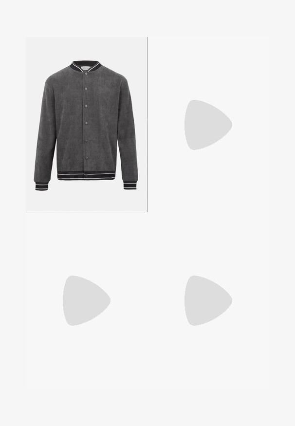 Blouson aviateur en velours côtelé gris foncé avec col, poignets et ourlet côtelés rayés noir et blanc, fermeture à bouton-pression à l'avant.; T-shirt crème à manches courtes avec col rond et "Replay Motocicli" imprimé en petites lettres sombres sur la poitrine gauche.; Jean en denim vert foncé avec une coupe droite, doté d'un design classique à cinq poches et de coutures contrastantes le long des coutures.; Baskets en cuir blanc avec des accents en suède beige, un onglet de talon bleu marine et un logo doré. Semelle texturée avec un motif décoratif. Design classique à lacets.