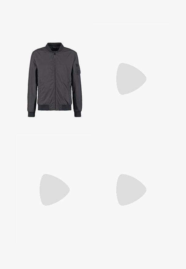 Veste bomber noire avec fermeture éclair à l’avant, col, poignets et bas côtelés, plus une poche zippée sur la manche gauche.; Sweatshirt blanc en tissu doux. Doté de manches longues, d'un col rond, de poignets et d'un ourlet côtelés. Design simple et minimaliste.; Pantalons de survêtement noirs en tissu doux, avec une taille élastique et des cordons de serrage, des poches latérales et des poignets froncés aux chevilles.; Baskets en toile noires avec semelle en caoutchouc blanc et semelle extérieure en caoutchouc brun. Présente un bout rond, un design à lacets et une petite étiquette logo sur le côté.