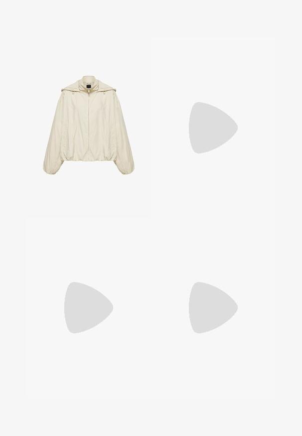 Beige lichtgewicht jas met elastische manchetten en zoom, rits aan de voorkant, hoge kraag en een gedrapeerd stofdetail over de schouders.; Witte cropped T-shirt met korte mouwen en een ronde hals, gemaakt van gladde stof, plat neergelegd op een witte achtergrond.; Wijd gesneden jeans van lichtblauwe denim met vervaging, met een vijf-pocket ontwerp, knoopsluiting en minimale stikdetails.; Tan suède enkellaarsjes met bruine leren accenten, gouden oogjes en een getextureerde zool. Witte sokken zichtbaar boven de laarsjes.