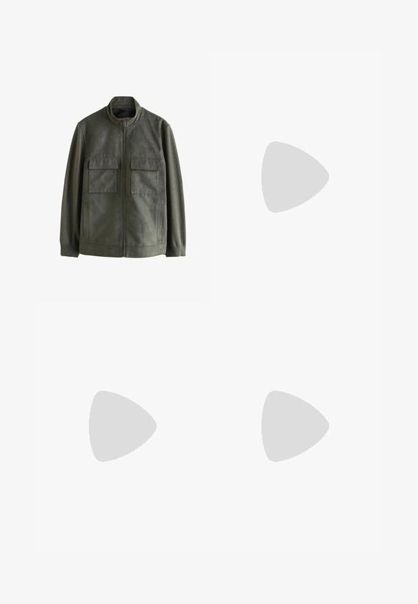 Olijfgroen jack met een ritssluiting aan de voorkant, voorzien van twee zakken met klep, ribgebreide manchetten en contrasterende stof op de mouwen, gemaakt van een zachte materiaal.; Beige kabelgebreide trui met geribbelde textuur, ronde halslijn en lange mouwen. Kenmerkt zich door een opvallend gevlochten patroon aan de voorkant.; Bruine cargobroek met een elastische tailleband, trekkoorddetails, twee zijzakken en bredere pijpen met verstelbare zoom.; Bruine leren enkellaars met veters, zwarte neuskap, ronde zool en merkdetail aan de zijkant tegen een effen achtergrond.