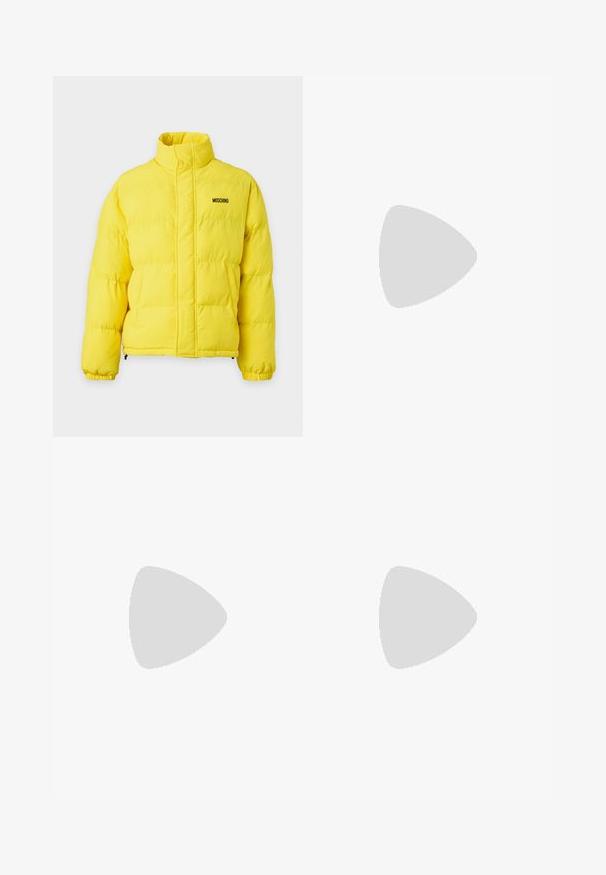 Doudoune jaune vif avec col haut, poignets élastiques et logo MOSCHINO noir sur la partie supérieure gauche de la poitrine, fermeture éclair frontale cachée sous une patte.; T-shirt blanc à manches courtes avec un petit ours en peluche marron tenant un mètre ruban jaune et le texte "MOSCHINO" sur le haut gauche de la poitrine.; Jean noir droit avec cinq poches, fermeture par bouton et passants pour ceinture, présenté sur un fond blanc uni.; Des mocassins en cuir noir présentent un bout arrondi, des détails cousus et un petit accent doré à l'avant. La semelle est plate et discrète.