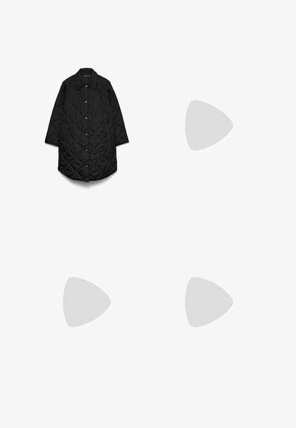 Zwarte lange gewatteerde jas met kraag, knoopsluiting, zijzakken en stiksel in diamantvormig patroon.; JDY JDYBROOKE LS NOOS - Overhemdblouse - pumice stone; Zwarte skinny jeans met voorzakken, riemlussen en knoopsluiting, weergegeven tegen een witte achtergrond.; Zwarte leren enkelboot met elastische zijpanelen, chunky rubberen zool en trekhaak. Heeft een gladde afwerking en geribbelde accenten.