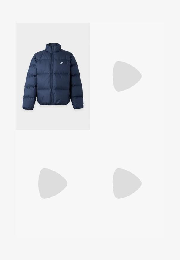 Donkerblauwe gewatteerde jas met rits over de hele voorkant en Nike-logo op de linkerborst, met een hoge kraag en lange mouwen.; Grijze sweatshirt van zachte stof, met een ronde hals, geribde boorden en zoom, en een subtiele logo-accent op de voorkant.; Grijze joggingbroek met een elastische tailleband en trekkoord. Gemaakt van zachte stof, met rechte pijpen en subtiel logodetail.; Witte Nike Air Force 1 sneaker met grijs swoosh-logo zwevend boven een stenen oppervlak en een grijze stenen muur op de achtergrond.