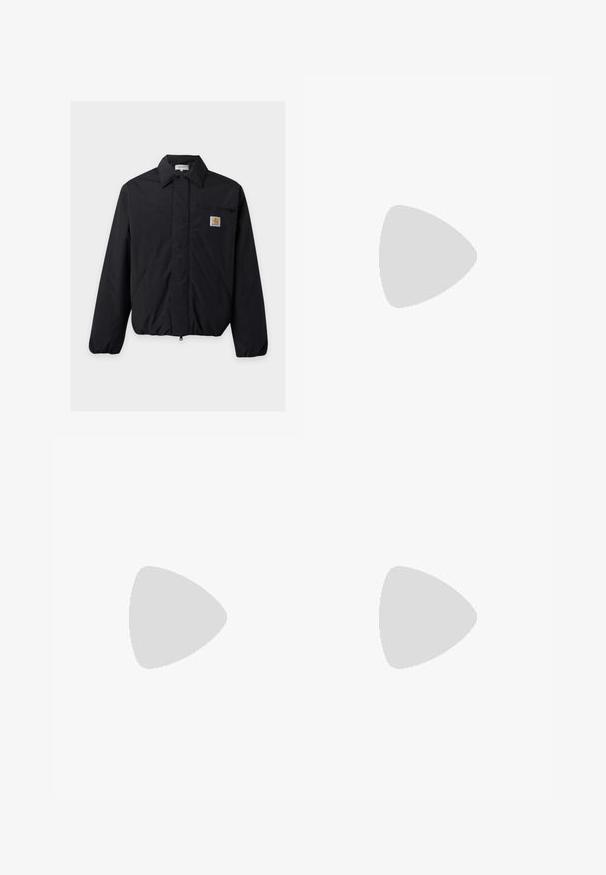 Μαύρο μπουφάν Carhartt με μυτερό γιακά, εμπρόσθιο φερμουάρ, δύο πλαϊνές τσέπες και μία μικρή τσέπη στο στήθος με λογότυπο.; Σκούρα γκρι φούτερ Nike με κουκούλα και τσέπη καγκουρό μπροστά, ρυθμιζόμενη κουκούλα με κορδόνι, μανσέτες με ρίγες και διακριτικό κεντητό λογότυπο στο αριστερό στήθος.; Μπεζ παντελόνια με φαρδιά μπατζάκια, εμπρόσθιες τσέπες, κλείσιμο με κουμπί και θηλιές για ζώνη, απεικονίζονται σε απλό λευκό φόντο.; Μαύρα αθλητικά παπούτσια με υφή στο επάνω μέρος, λευκό λογότυπο swoosh και καουτσούκ σόλα με μικρά καρφιά για πρόσφυση. Κρέμα χρώματος κολάρο.