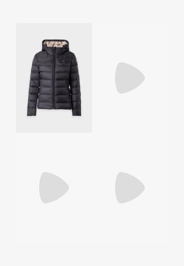 Schwarze gesteppte Kapuzenjacke mit Frontreißverschluss, zwei seitlichen Reißverschlusstaschen und einem Aufnäher am oberen linken Ärmel.; Langärmliges, geripptes Oberteil mit schwarz-weißen horizontalen Streifen. Verfügt über einen runden Ausschnitt und kontrastierende Borte. Weicher Stoff.; Dunkelblaue Jeans aus Denim mit gerader Passform. Sie verfügen über einen Knopf- und Reißverschluss, fünf Taschen und kontrastierende Nähte. Glatte Textur.; Schwarze Leder-Ballettschuhe mit abgerundeter Spitze, glatter Textur, minimalen Nähdetails und einem flexiblen Sohlen-Design.