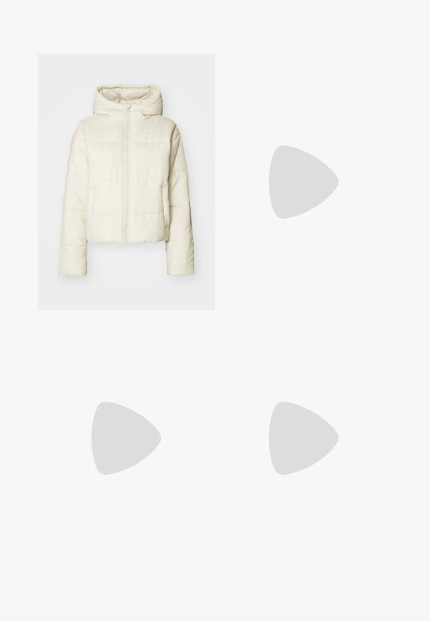 Chaqueta de plumón en color crema, con capucha, cremallera frontal completa y logo. El material es suave con una textura acolchada y un diseño corto.; Top corto blanco hecho de una tela suave y texturizada. Presenta un cuello redondo y un diseño sin mangas, con un pequeño logotipo dorado de Nike en la parte delantera.; Pantalones deportivos marrones con una cinturilla elástica, bolsillos laterales, piernas ajustadas y un sutil logotipo de Nike. Fabricados en un material suave y texturizado.; Zapatilla con malla blanca y paneles de ante beige claro, puntera redonda, diseño con cordones, amortiguación de aire visible en la suela intermedia, suela exterior de goma negra.