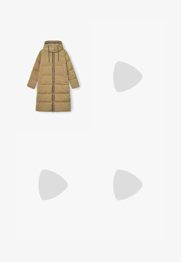 Manteau long en version matelassée de couleur beige, avec un col haut, une fermeture éclair à l'avant, de grandes poches et une capuche réglable. Texture lisse et matelassée.; Pull col roulé en orange vif, avec une texture côtelée, des épaules tombantes et une coupe ample avec des poignets larges.; Pantalons cargo bruns avec jambes larges, plusieurs poches latérales, taille haute et en coton robuste avec une texture lisse.; Chaussure de randonnée marron et beige avec languette rouge, semelle blanche épaisse et lacets style corde, flottant au-dessus d'un tapis beige tissé à l’intérieur.