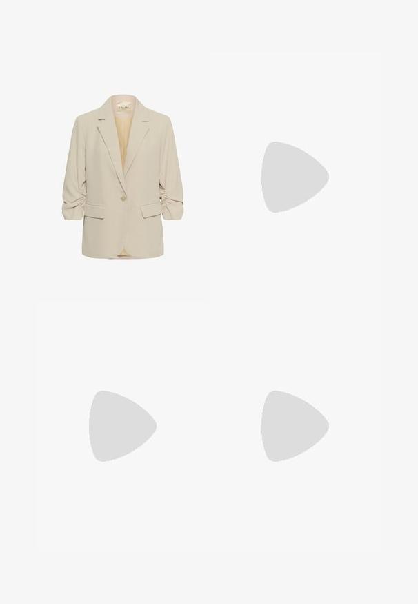 Kremfarvet dameblazer med rynkede trekvartærmer, enkelt knaplukning, slag med hakket krave og to forlommer med klap.; Kaffe KABETTY - Striktrøje - chalk cc; Beige bukser med højt talje og vide ben, med bæltestropper og skjult lukning foran, på hvid baggrund.; Hvid læderloafer med beige mønstret tunge, guldemblemdetalje og tyk brun rillesål, vist fra ydersiden på en hvid baggrund.