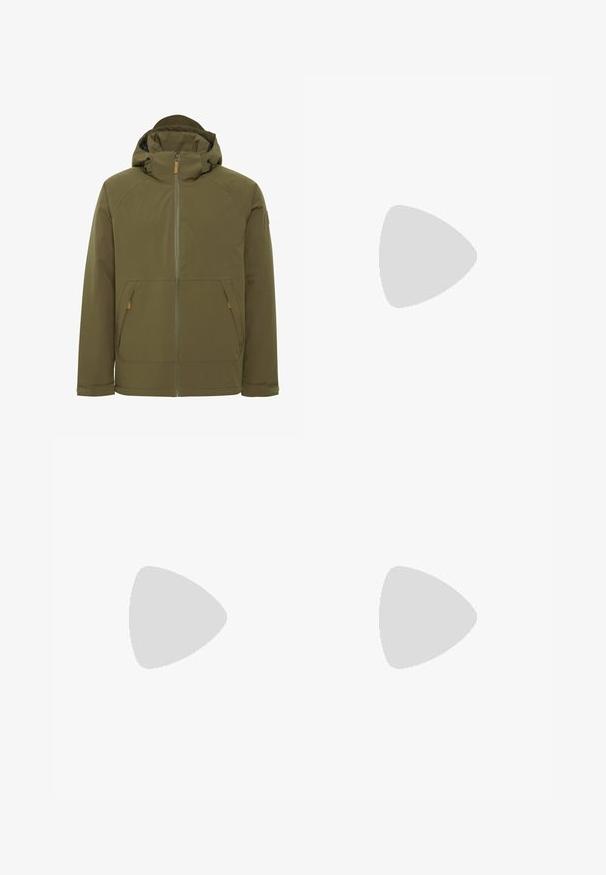 Veste à capuche vert olive avec fermeture éclair sur le devant, dotée de deux poches latérales, d'un col ajustable et d'un design minimaliste pour une protection contre les intempéries.; Pull en polaire vert olive avec un col haut, fermeture éclair sur le devant sur un quart de la longueur, et poche kangourou à l'avant. Présente un tissu texturé et un petit logo en bas.; Pantalons cargo en vert olive, fabriqués en tissu léger. Présentent une ceinture noire, des poches cargo sur les côtés et des détails de couture.; Chaussure de trail Merrell verte et grise suspendue au-dessus d'une bordure en béton, avec une semelle texturée et une tige en mesh.