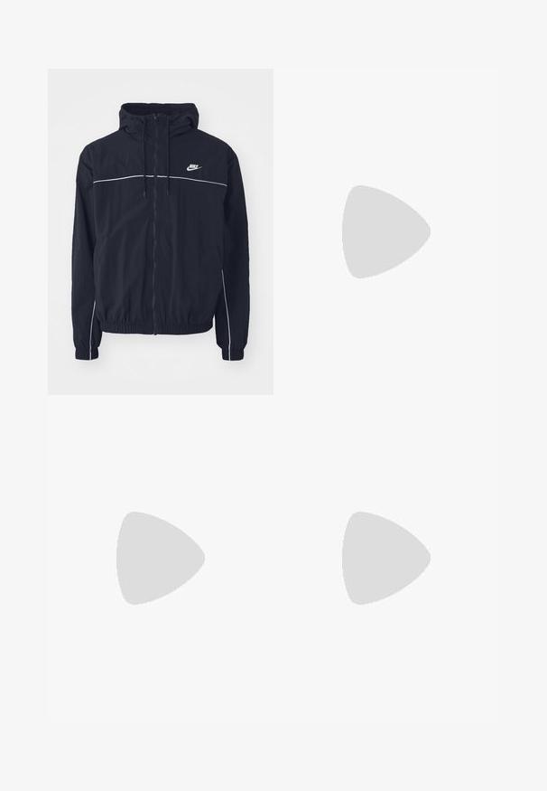 Zwarte Nike capuchonjas met volledige rits aan de voorkant, witte bies over de borst en mouwen, elastische boorden en zijzakken.; Lichtgrijs T-shirt met korte mouwen en ronde hals, met klein wit logo op de linkerborst, tegen een witte achtergrond.; Grijze katoenen sweatpants met een elastische tailleband, trekkoordsluiting en rechte pijpen. Bevat een klein logo op de bovenste linkerkant.; Nike sportieve schoen met een zwart en zilver ontwerp. Gemaakt van synthetisch materiaal met gaasaccenten en een ondersteunende zool met zichtbare luchtvering.