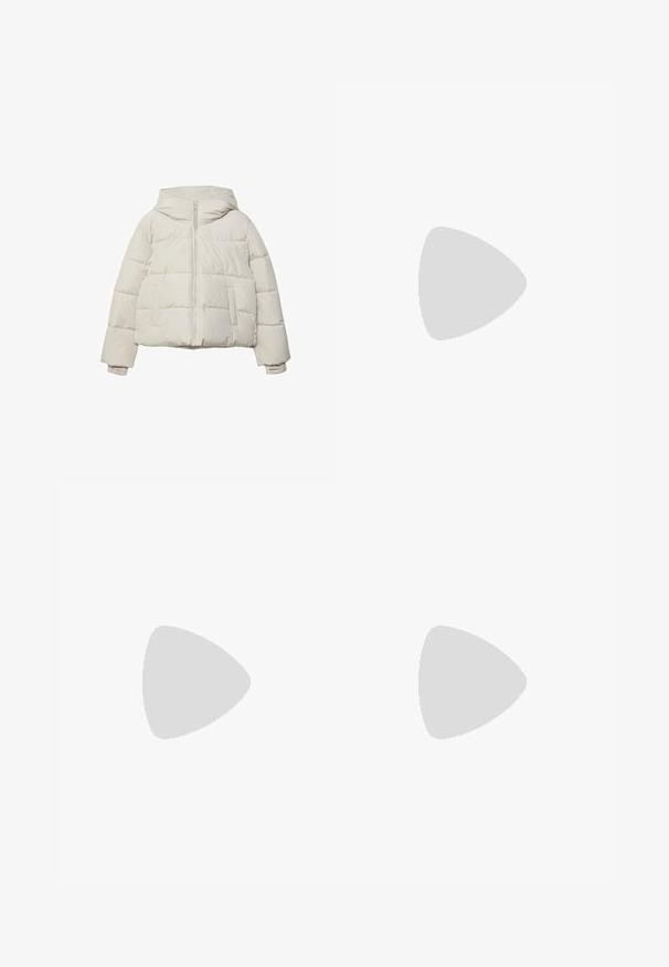 Lys beige pufferjakke med hætte, frontlynlås og to sidelommer. Den har et quiltet design og elastiske manchetter.; Lysebeige strikket sweater med V-hals, ribbet krave og ærmekanter i en mørkere taupe. Afslappet pasform med en kortet kant.; Sorte leggings med en bred, elastisk talje. Fremstillet af et glat, strækbart materiale, skræddersyet til en tætsiddende silhuet uden synlige mønstre.; Beige ruskindsankelstøvle med rund tå, synlige sting og en tekstureret brun gummisål. Har en træksløjfe på bagsiden.