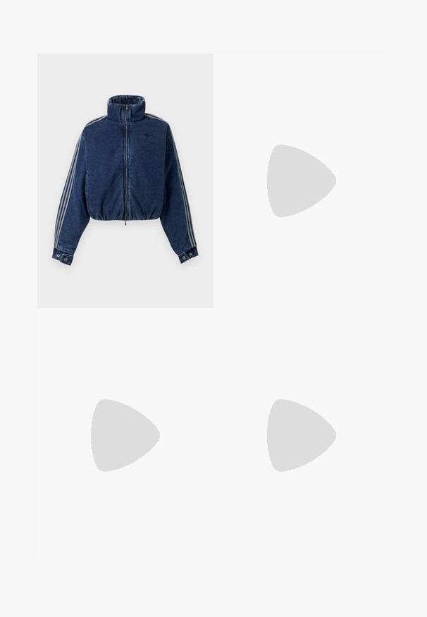 Dunkelblaue Denimjacke mit Reißverschluss, hohem Kragen, elastischem Bund, geknöpften Manschetten und drei aufgenähten Streifen an jedem Ärmel.; Marineblaue und blaue Adidas Sweatshirt mit weißen Streifen an Ärmeln und Brust, mit Adidas Logo und Trefoil-Design auf der Vorderseite.; Oversized, kurzärmliges weißes T-Shirt aus Baumwolle. Runder Halsausschnitt, Seitenschlitze am Saum und glatte Textur ohne sichtbare Muster oder Akzente.; Weiße Leder Sneaker mit roten Streifen und Akzenten. Verfügt über eine strukturierte Gummi-Laufsohle und einen gepolsterten Schaft. Tragen mit hellblauer Jeans.