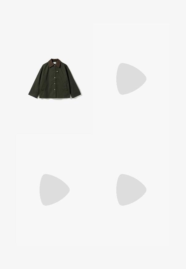 Chaqueta exterior verde con un cuello de pana marrón, que presenta un cierre de botones y bolsillos laterales; hecha de un tejido liso y duradero.; Camiseta marrón de manga larga con cuello redondo, diseño simple y ajustado, sin patrones ni logotipos visibles.; Vaqueros de mezclilla azul claro con un diseño de pierna recta, cintura alta, estilo de cinco bolsillos y dobladillos ligeramente deshilachados. Detalles de costura clásica en toda la prenda.; Bota de gamuza marrón hasta media pantorrilla con cremallera lateral y suela plana de goma con dibujo dentado para mayor agarre.