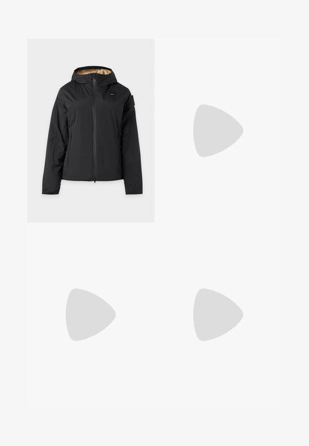 Veste noire à capuche avec fermeture éclair devant, deux poches latérales zippées et une doublure intérieure beige, présentée sur un fond clair uni.; Sweat à capuche noir avec logo EA7 sur la poitrine, doté de manches longues et de détails contrastants violets le long du bras. Confectionné en tissu doux.; Pantalon de survêtement noir avec taille élastique et texte "DREAM" en pointillés blancs courant verticalement sur la jambe droite sur un fond uni.; Baskets légères noires avec accents en daim, cheville élastiquée et semelle fine, présentées en profil latéral sur un fond uni.