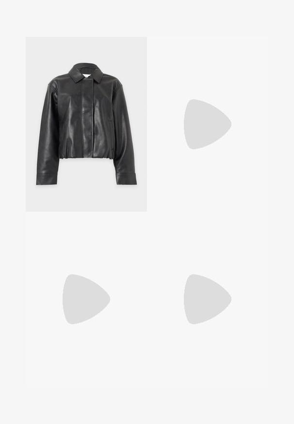 Zwarte korte jas van nepleer met lange mouwen, spitse kraag, verborgen voorsluiting en zijzakken met openingen tegen een lichte achtergrond.; Zwart T-shirt met korte mouwen en ronde hals, voorzien van een klein, subtiel logo op de linkerborst en een wit merklabel aan de binnenkant van de kraag.; Lichtgrijze denim jeans met een hoge taille, knoop- en ritssluiting aan de voorkant, vijfzakkenontwerp en uitlopende pijpen.; Zwarte leren enkelboot met een spitse neus, ribbelige zijpanelen en een dikke hak, geplaatst op een gewatteerde tegeloppervlak.