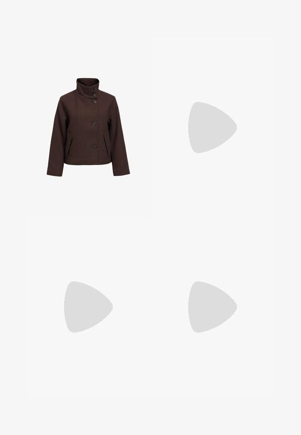Veste en laine marron foncé avec col montant boutonné, cinq boutons devant, manches longues et poches avant à rabat.; Sweatshirt gris foncé avec un col rond, des manches longues, un design asymétrique et une texture douce. Présente une coupe décontractée et des détails de couture minimalistes.; Pantalon marron à jambes larges en tissu doux, avec une taille à cordon, des poches avant et des ourlets nets.; Baskets Adidas en suède marron clair avec des rayures blanches et une semelle gomme, suspendues au-dessus de marches en pierre rose en plein air.