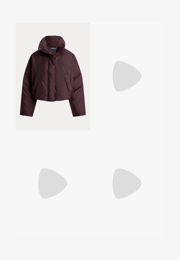 Σκούρο μωβ cropped μπουφάν με ψηλό γιακά, πλαϊνές τσέπες, μπροστινό φερμουάρ και λογότυπο Polo Ralph Lauren στο στήθος.; Ανοιχτό γκρι μπλουζάκι με μια αρκούδα ντυμένη με τζιν, μπουφάν, αθλητικά παπούτσια, καπέλο μπέιζμπολ και κρατώντας μια λευκή τσάντα, με το κείμενο Polo Bear by Ralph Lauren.; Καφέ παντελόνι με φαρδιά γραμμή, κατασκευασμένο από βαμβάκι με λεπτομέρειες από επιδιορθώσεις, κλείσιμο με κουμπί και κεκλιμένες τσέπες στο μπροστινό μέρος. Λείες υφές, casual σχεδιασμός.; Μαύρο υφασμάτινο δερμάτινο μοκασίνι με χαμηλό τακούνι και κλασική λεπτομέρεια με λουράκι για κέρματα, εμφανίζεται σε πλαϊνή όψη σε απλό φωτεινό φόντο.