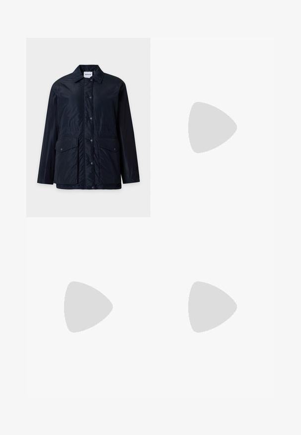 Veste noire à manches longues avec des boutons sur le devant, deux grandes poches à rabat et un col plié, présentée sur un fond uni.; Pull à manches longues bleu marine à col rond avec poignets et ourlet côtelés, présenté sur un fond clair uni.; Jean homme à jambes larges en bleu délavé avec motif texturé, fermeture à boutons, passants de ceinture et poches avant sur fond blanc.; Calvin Klein Baskets basses - bordeaux