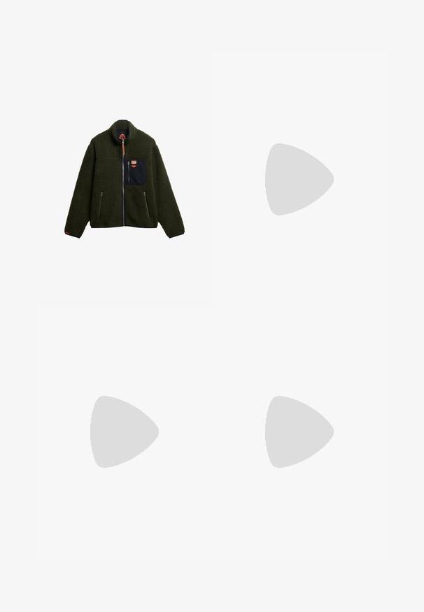 Groene fleecejas met hoge kraag, ritssluiting aan de voorkant, marineblauwe borstzak, twee zijritszakken en een leren ritstrekker detail.; Beige gebreide trui met lange mouwen, een ronde hals en een klein donker geborduurd Polo Ralph Lauren-logo op de linkerborst.; Bruine, op maat gemaakte broeken met een gladde textuur, voorzien van een recht model, plooien aan de voorkant en een standaard tailleband.; Bruine suède casual veterschoen met rubberen zool, zijaanzicht op witte achtergrond.