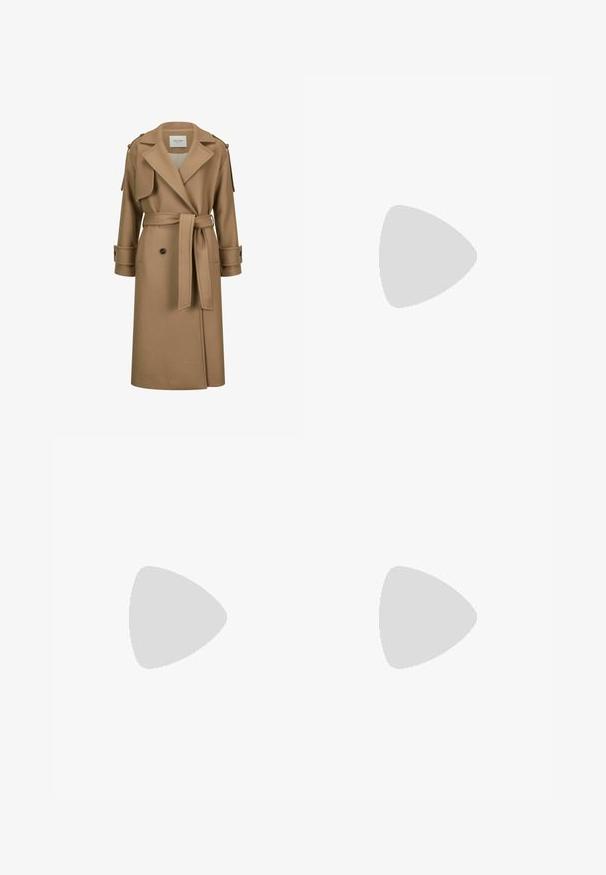 Camelkleurige lange trenchcoat met brede revers, met knopen gesloten manchetten en schouderepauletten.; Lichtkleurige coltrui van zacht, ribbelstof; aansluitend ontwerp met lange mouwen en een gestructureerde zoom. Geen patronen of accenten.; Grijze wollen broek met een platte voorkant, een enkele achterzak met een zwarte knoop en een zachte, gestructureerde afwerking.; Zwarte veterschoenen tot de enkel met stevige zolen en witte fleece voering, gedragen door een persoon die op een lichte vloer staat.